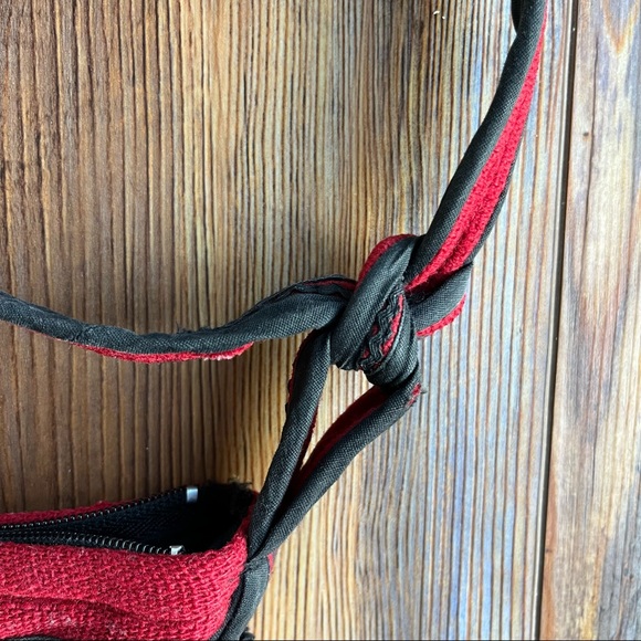 Clothes on the Line Crossbody Bag Red and Black - Picture 4 of 6